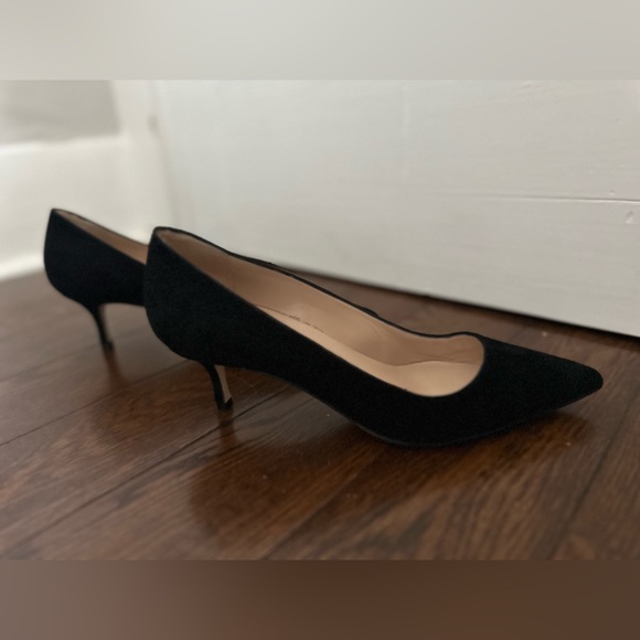 Manolo Blahnik black suede kitten heels. - Picture 5 of 5